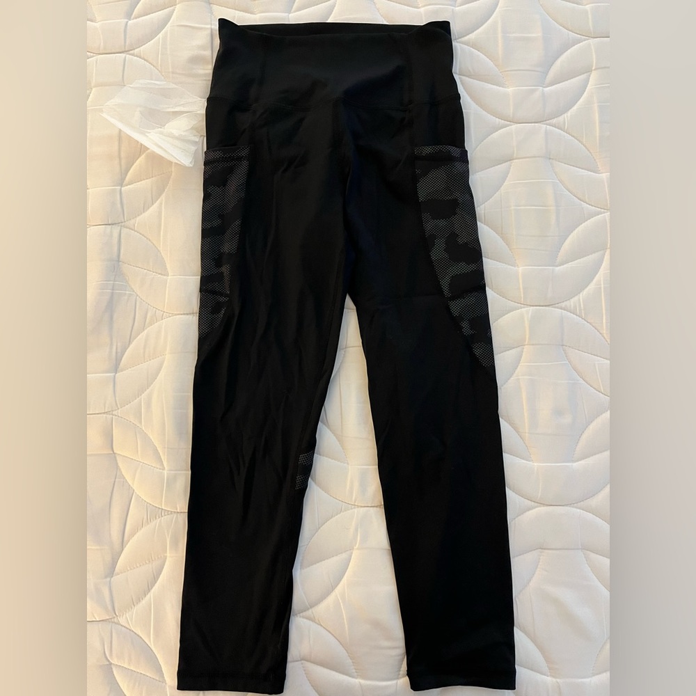 Zyia cropped leggings with camo pockets